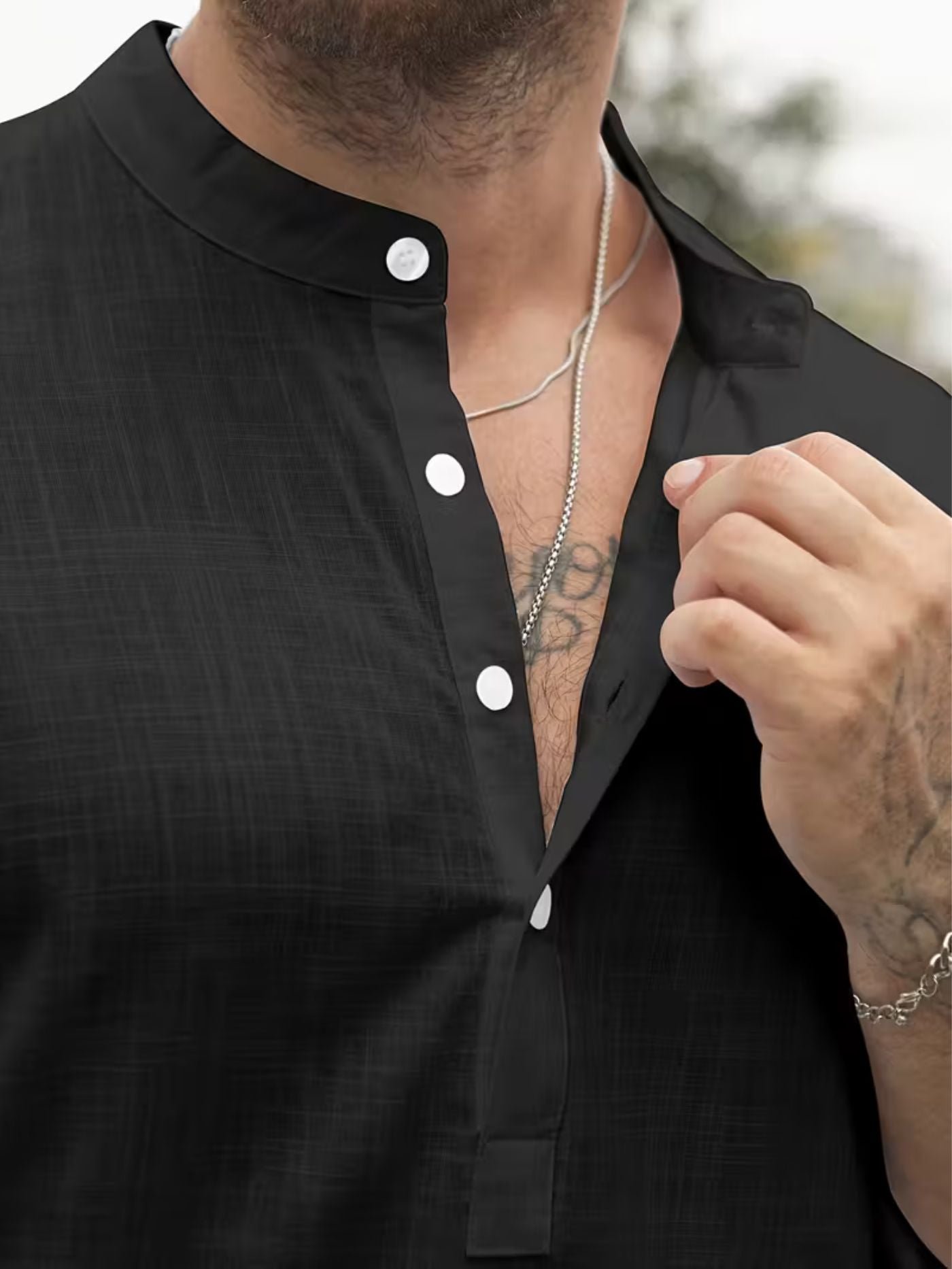 Close-up_collar_detail_black_performance_shirt