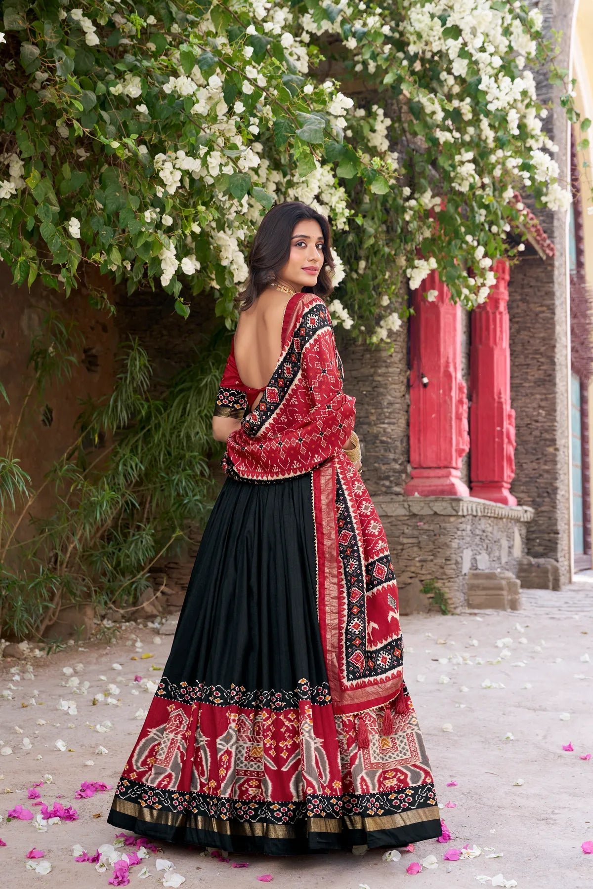 VQ0U616LJ5-2026-08-12_10070_BL_4_152ae939_aaee_49fa_8b0b_9d4e7467bcfc Black Tasar Silk Printed Flared Lehenga Choli For Women - Image 4